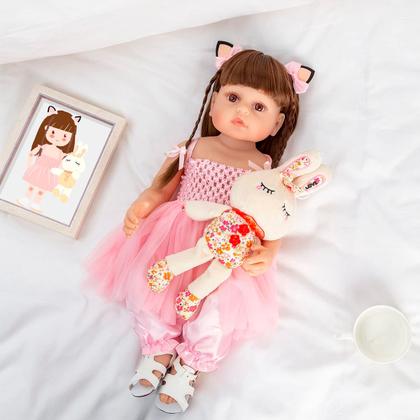 Imagem de Boneca Bebê Reborn 100% Silicone Gatinha Com Mamadeira Chupeta E Conjunto de Roupas