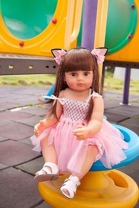 Imagem de Boneca Bebê Reborn 100% Silicone Gatinha Com Mamadeira Chupeta E Conjunto de Roupas