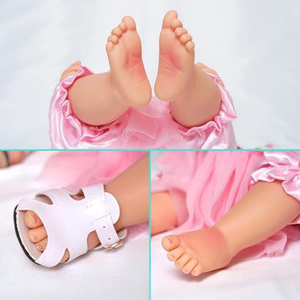 Imagem de Boneca Bebê Reborn 100% Silicone Gatinha Com Mamadeira Chupeta E Conjunto de Roupas