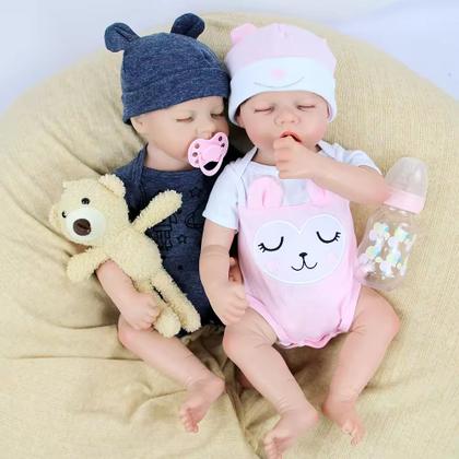 Imagem de Boneca Bebê Reborn Casal Gêmeos Corpo de Tecido 45cm Conjunto de Roupa Mamadeira e Chupeta Brastoy