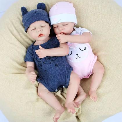 Imagem de Boneca Bebê Reborn Casal Gêmeos Corpo de Tecido 45cm Conjunto de Roupa Mamadeira e Chupeta Brastoy