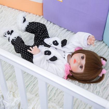 Imagem de Boneca Bebê Reborn Menina Pandinha Realista Brastoy 100% Silicone Pode Dar Banho Conjunto de Roupa Chupeta Mamadeira e Pelúcia