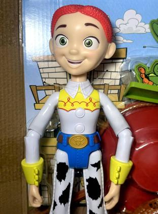 Imagem de Boneca Colecionável Articulada Cowgirl Vaqueira Menina Jessie  Personagem Boiadeira Da Coleção Filme Desenho Infantil Toy Story Disney  Mattel