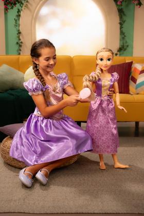 Imagem de Boneca Disney Princess Rapunzel Playdate 81 cm com acessórios