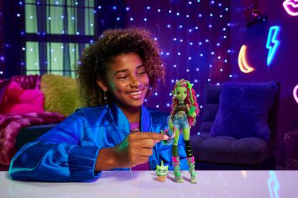 Imagem de Boneca Monster High Venus McFlytrap com Mascote Planta Monstro
