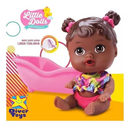 Imagem de Boneca Negra Little Dolls Com Banheirinha E Toalhinha Divertoys 20cm Vinil Baby Alive Banho Criança Infantil Presente Menina Brinquedo Original