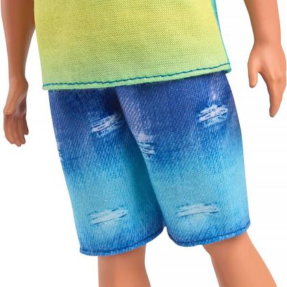 Boneco Ken Fashionista Moreno com Bermuda Jeans e Regata Verde com