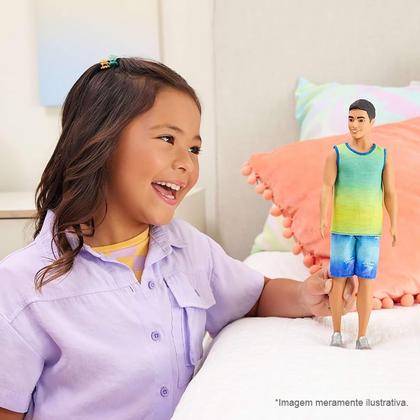 Boneco Ken Fashionista Moreno com Bermuda Jeans e Regata Verde com