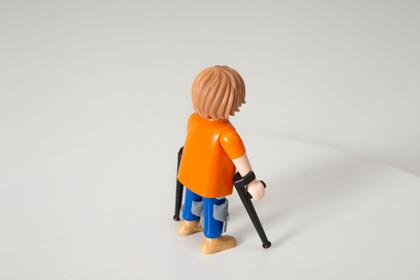 Imagem de Boneco Playmobil - Muletas - Bonecos para Constelação Familiar