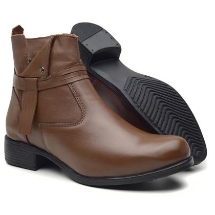 Imagem de Bota Cano Curto Casual em Couro Amanda Block com Zíper e Detalhe em Recortes