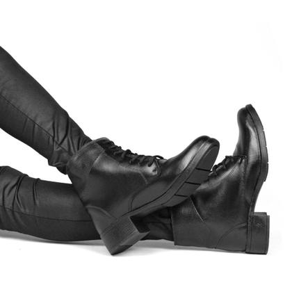 Imagem de Bota Cano Curto Yoyo Store com Textura Salto Quadrado Baixo e Cadarço