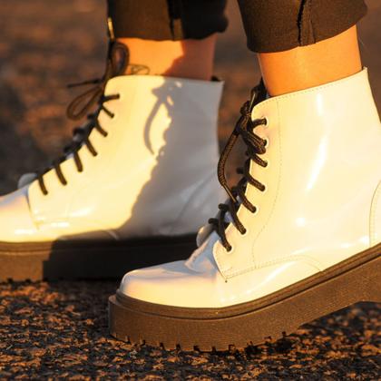 Imagem de Bota Coturno Casual Feminina com Cadarço e Sola Costurada em Borracha