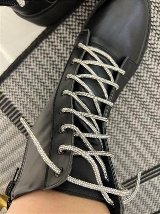 Imagem de Bota Coturno Tratorada Britney Preta com o Cadarço de Strass