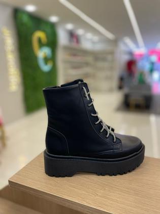 Imagem de Bota Coturno Tratorada Britney Preta com o Cadarço de Strass
