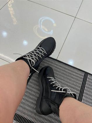 Imagem de Bota Coturno Tratorada Britney Preta com o Cadarço de Strass