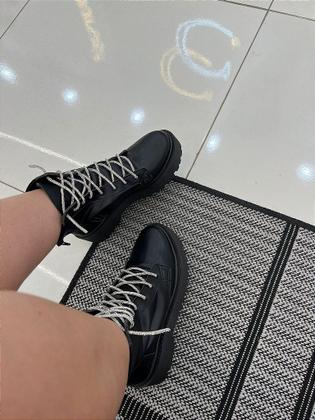 Imagem de Bota Coturno Tratorada Britney Preta com o Cadarço de Strass