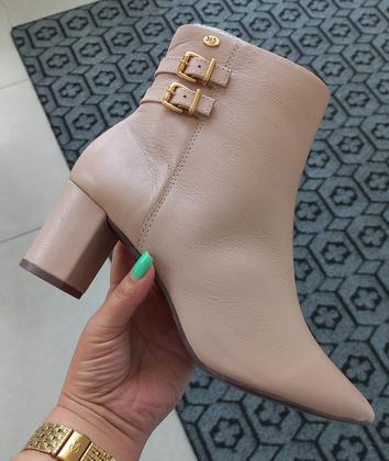 Imagem de Bota Feminina Cano Curto Couro Nude Salto Bloco Parô Confort