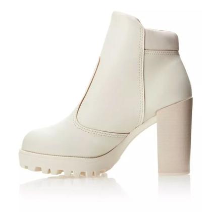 Imagem de Bota Feminina Zíper Salto Alto Tratorado Moleca Off White