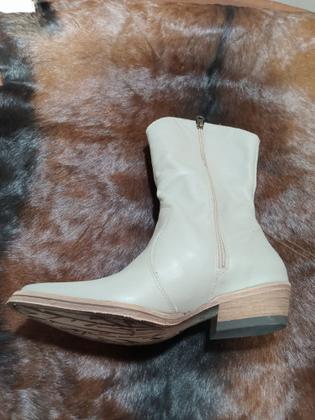 Imagem de Bota Texana Bico Fino Off White Em Couro Com Zíper