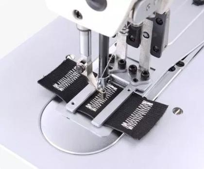 Imagem de BOTONEIRA E TRAVETE ELETRÔNICO p/ Tecidos Médios e Leves c/ Kit de Pregar Botão JK-T1900BSK