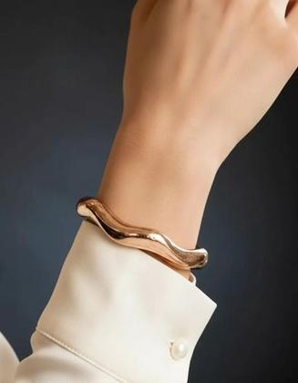 Imagem de Bracelete Dourado Ondulado Bella Falcão