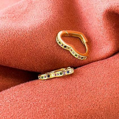 Imagem de Brinco Argola Carla Coração Médio Cravejado Zircônias Coloridas Banhado em ouro 18k