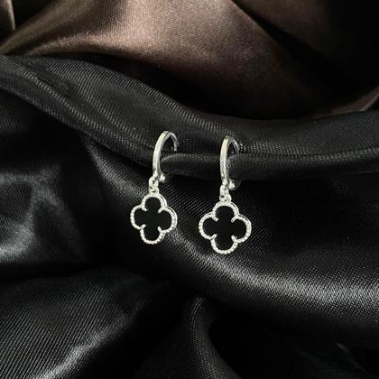 Imagem de Brinco Argolinha Prata Trevo Preto Modelo Virgínia Banhado