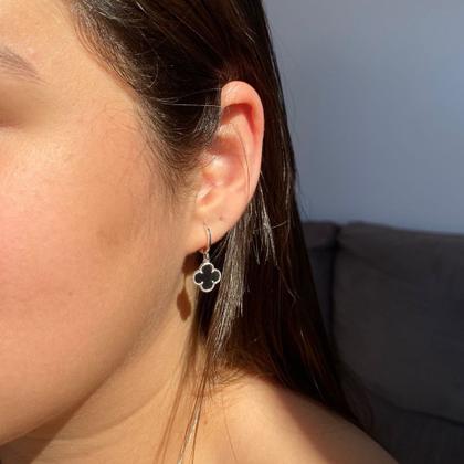 Imagem de Brinco Argolinha Prata Trevo Preto Modelo Virgínia Banhado