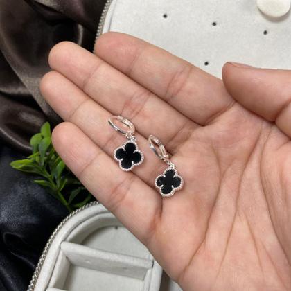 Imagem de Brinco Argolinha Prata Trevo Preto Modelo Virgínia Banhado