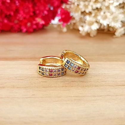 Imagem de Brinco de Argola Pequena com Duas Fileiras de Zircônias Coloridas Folheado a Ouro 18K Softjoias