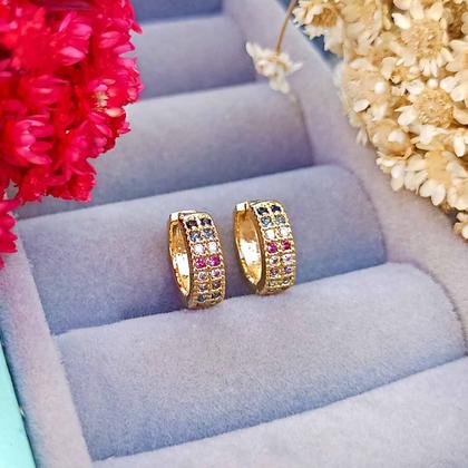 Imagem de Brinco de Argola Pequena com Duas Fileiras de Zircônias Coloridas Folheado a Ouro 18K Softjoias