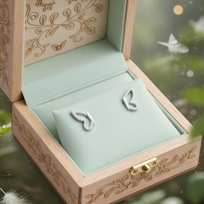 Imagem de Brinco Meia Asa de Borboleta Cravejado Prata 925 - Amaré Joias