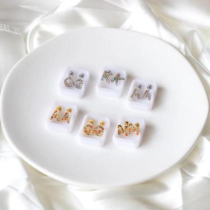 Imagem de Brincos Mini com Iniciais em Zircônia Cúbica Dourada - Aço Inoxidável LUXUSTEEL