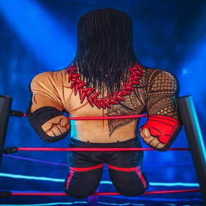 Imagem de Brinquedo de pelúcia Bleacher Creatures WWE Roman Reigns 24 polegadas