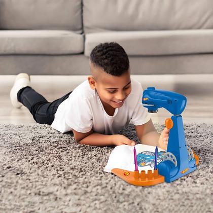 Imagem de Brinquedo Infantil Mesa Projetora com Canetinhas e 32 Desenhos Hot Wheels Multikids - BR2087