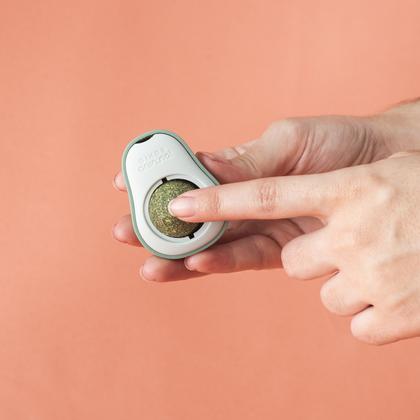 Imagem de Brinquedo interativo com catnip em formato de abacate para gatos pet - Oikos Animal