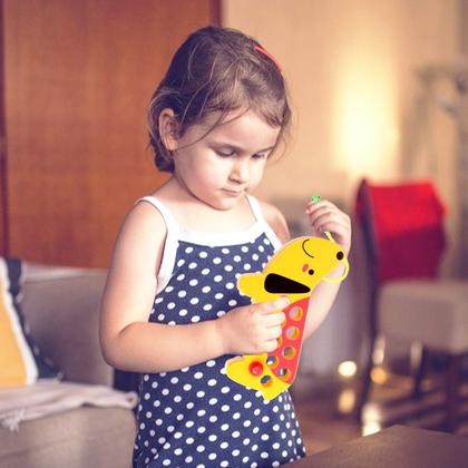 Imagem de Brinquedo Lacing Threading GEMEM Wooden para crianças de 3 anos com 1 morango e 1 cachorro