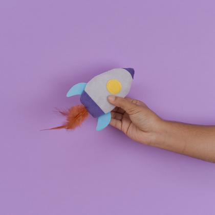 Imagem de brinquedo pelúcia foguete com catnip para gatos - oikos animal