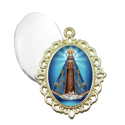 Imagem de Broche com Relicario Dourado Nossa Senhorada Aparecida Terno Noivo lapela Qualidade Resinado Alto Padrão Casamentos