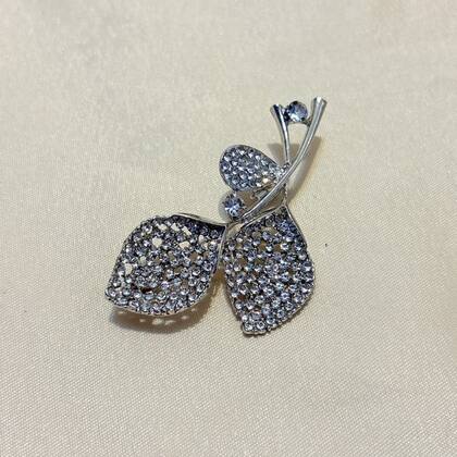 Imagem de Broche de Folhas Prateado com Strass  Fecho de Alfinete
