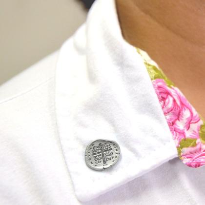 Imagem de Broche Medalha das duas Cruzes - Cor Prata  Velha