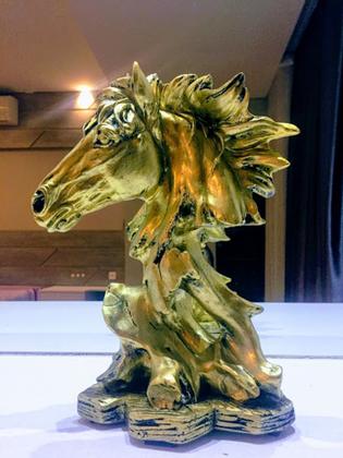 Imagem de Busto Estatua De Cavalo Enfeite Decorativo Em Resina Dourado