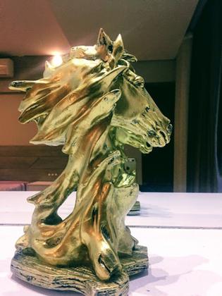 Imagem de Busto Estatua De Cavalo Enfeite Decorativo Em Resina Dourado