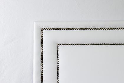 Imagem de Cabeceira Queen Reta Luxo Dupla 160x60 Sintético Branco + Tachas Fumê