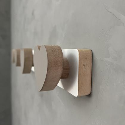 Imagem de Cabideiro de parede infantil coração suporte gancho roupas