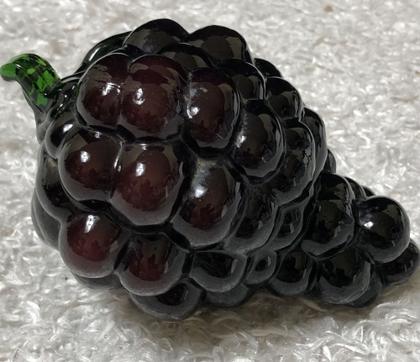 Imagem de Cacho de uvas roxas decoração de vidro arte uvas frutíferas