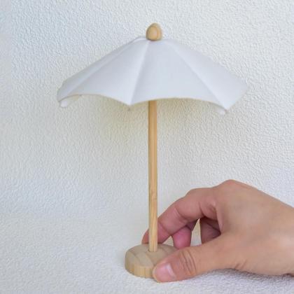 Imagem de Cadeira De Praia Miniatura 1:12 Em Ferro Forjado Com Guarda-Sol De Madeira Para Decorações De Festa