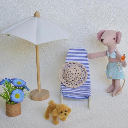 Imagem de Cadeira De Praia Miniatura 1:12 Em Ferro Forjado Com Guarda-Sol De Madeira Para Decorações De Festa