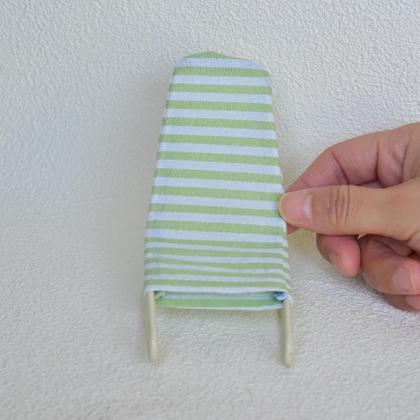 Imagem de Cadeira De Praia Miniatura 1:12 Em Ferro Forjado Com Guarda-Sol De Madeira Para Decorações De Festa