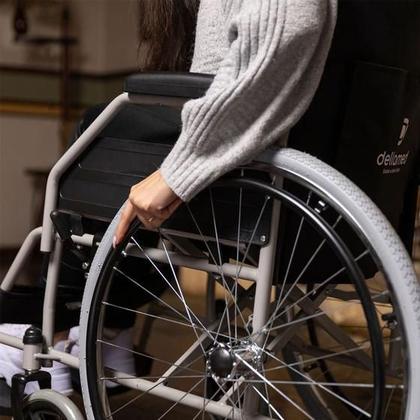 Imagem de Cadeira de Rodas Dobrável em Aço Carbono D100 Dellamed  Resistente e Funcional